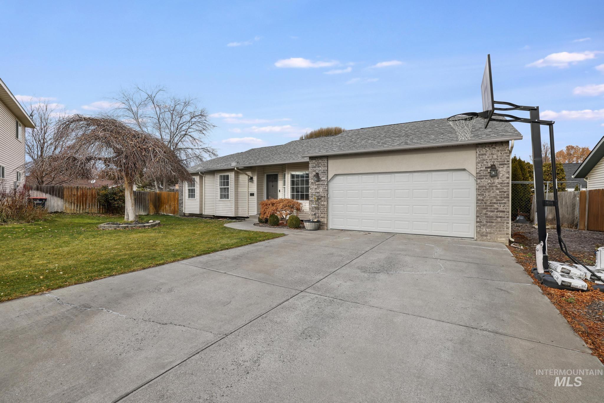 321 Cedarpark Cir, Twin Falls, Idaho 83301, 4 Bedrooms, 3 Bathrooms, Residential For Sale, Price $429,000,MLS 98969542