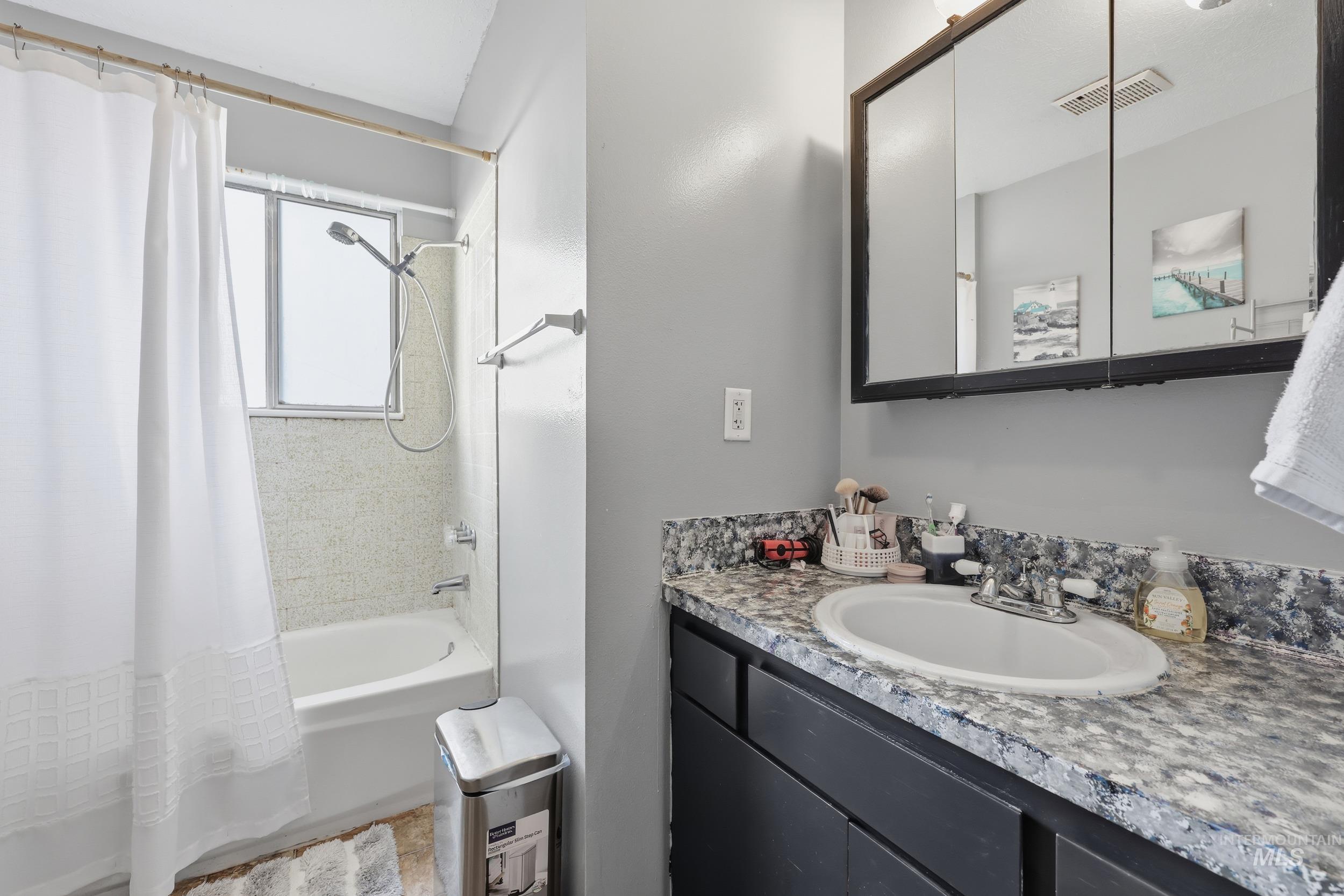 Full bath with shower / tub combo and vanity