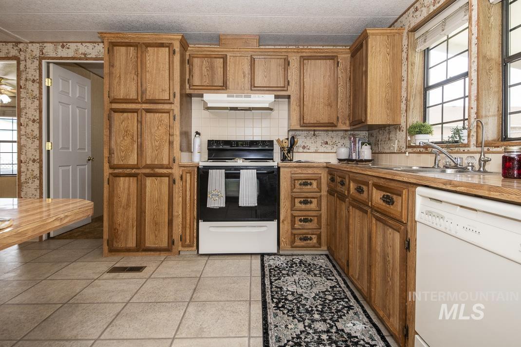 1907 W Flamingo W Flamingo #69, Nampa, Idaho 83651, 3 Bedrooms, 2 Bathrooms, Residential For Sale, Price $175,000, 98969571