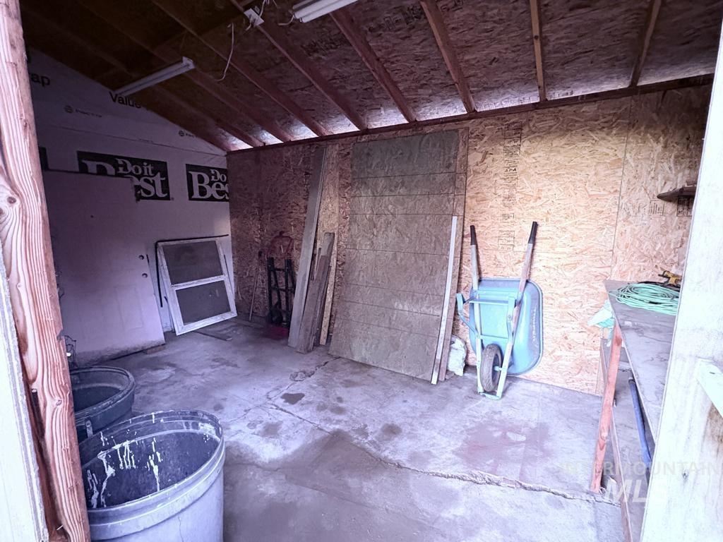 Misc room featuring concrete floor.