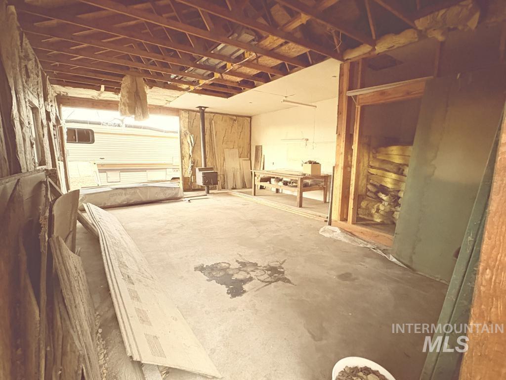 Garage/shop w/concrete floors