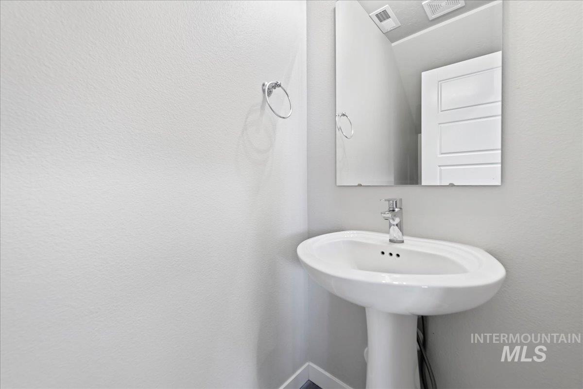 Bathroom with a textured wall
