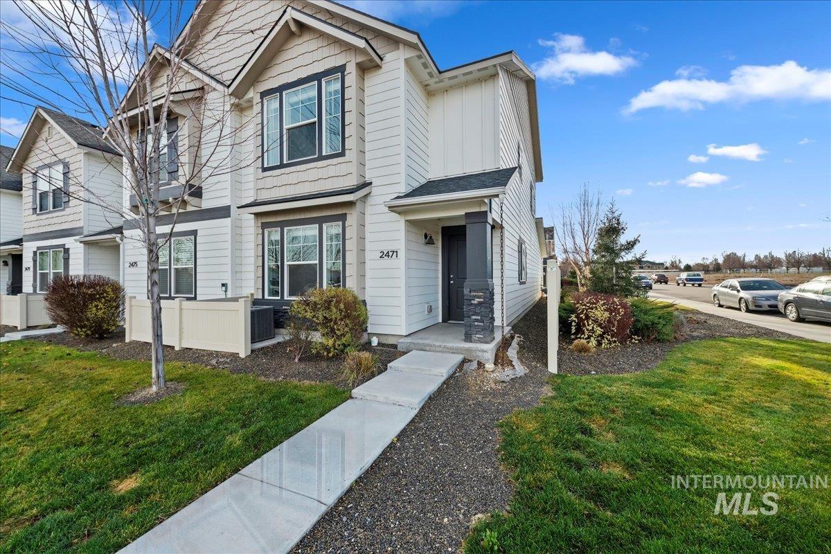 Craftsman inspired home featuring a front yard