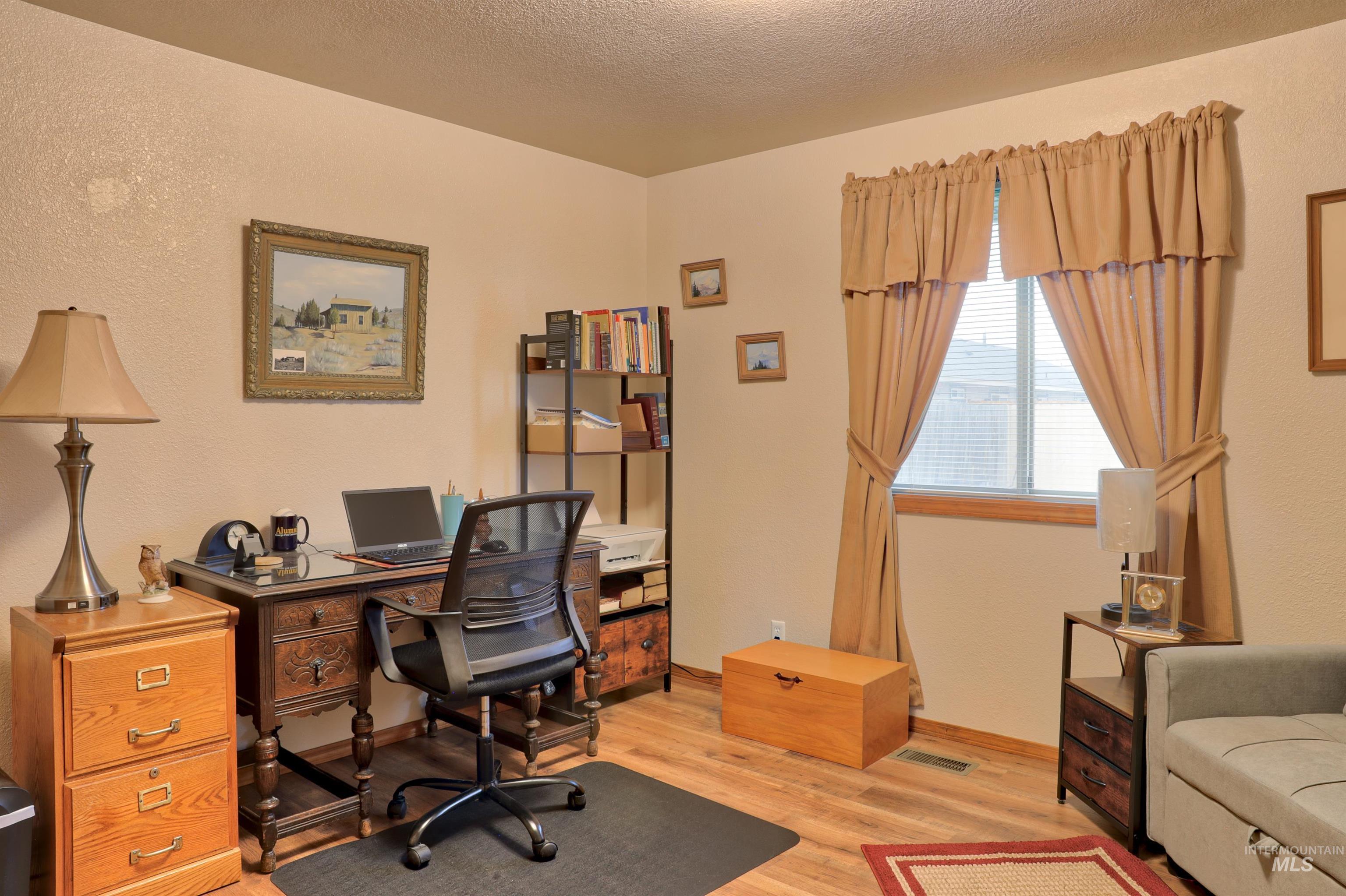 2051 N Applewood Place, Meridian, Idaho 83642-5736, 3 Bedrooms, 2 Bathrooms, Residential For Sale, Price $500,000,MLS 98969615