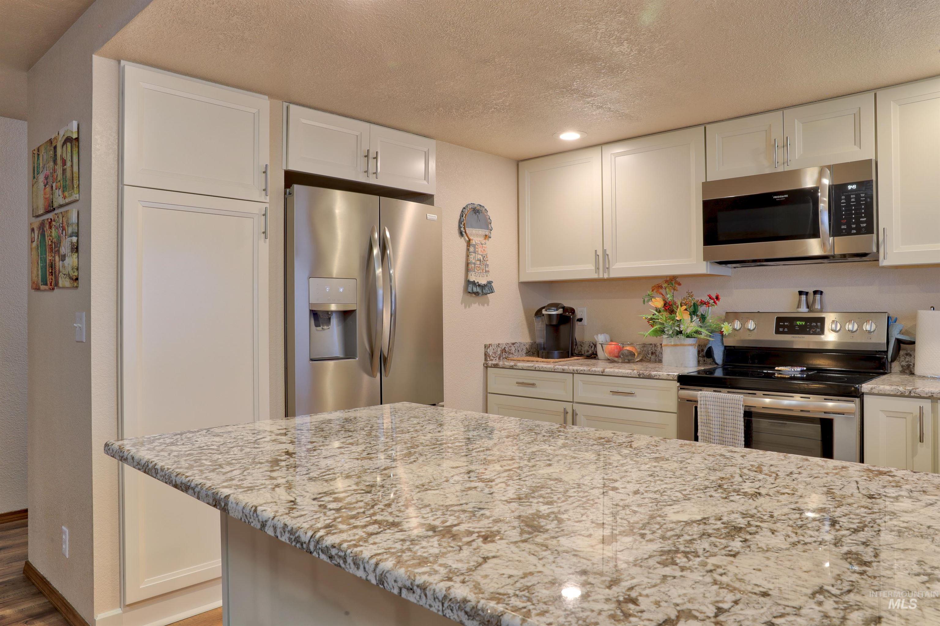 2051 N Applewood Place, Meridian, Idaho 83642-5736, 3 Bedrooms, 2 Bathrooms, Residential For Sale, Price $500,000,MLS 98969615