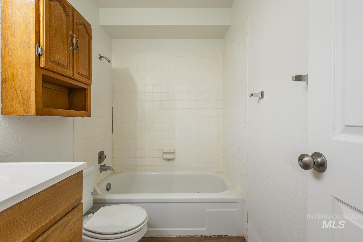 Bathroom with vanity and bathtub / shower combination