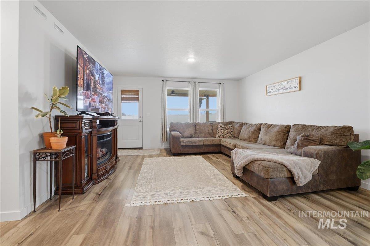 3225 E Mossy Rock Ct, Nampa, Idaho 83686, 4 Bedrooms, 3 Bathrooms, Residential For Sale, Price $425,000,MLS 98969621