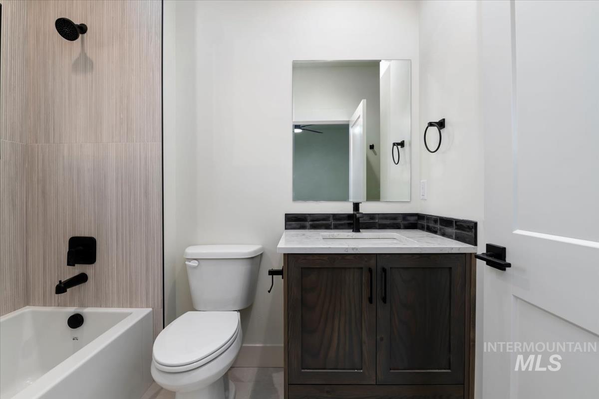 Full bath with vanity and shower / washtub combination