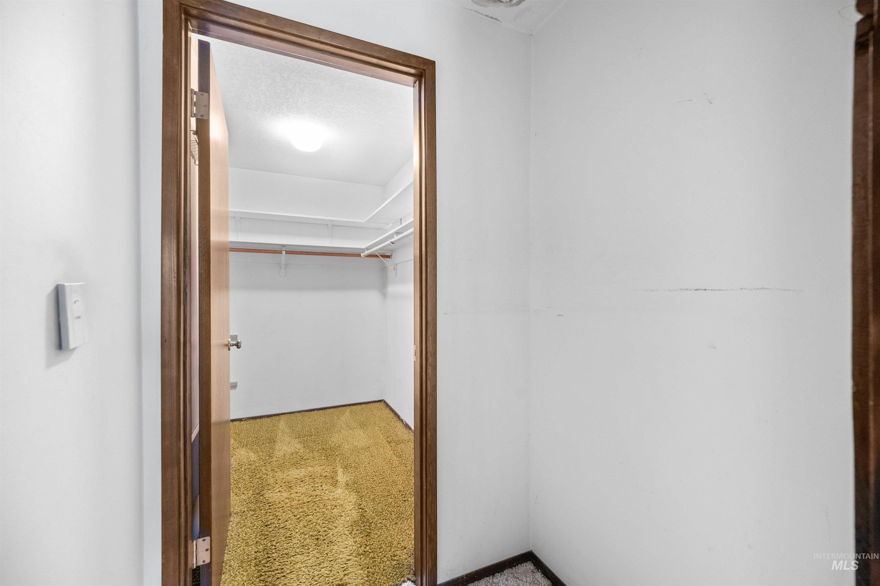 1009 E Strawberry Lane, Boise, Idaho 83712-7726, 3 Bedrooms, 2 Bathrooms, Residential For Sale, Price $575,000, 98969632