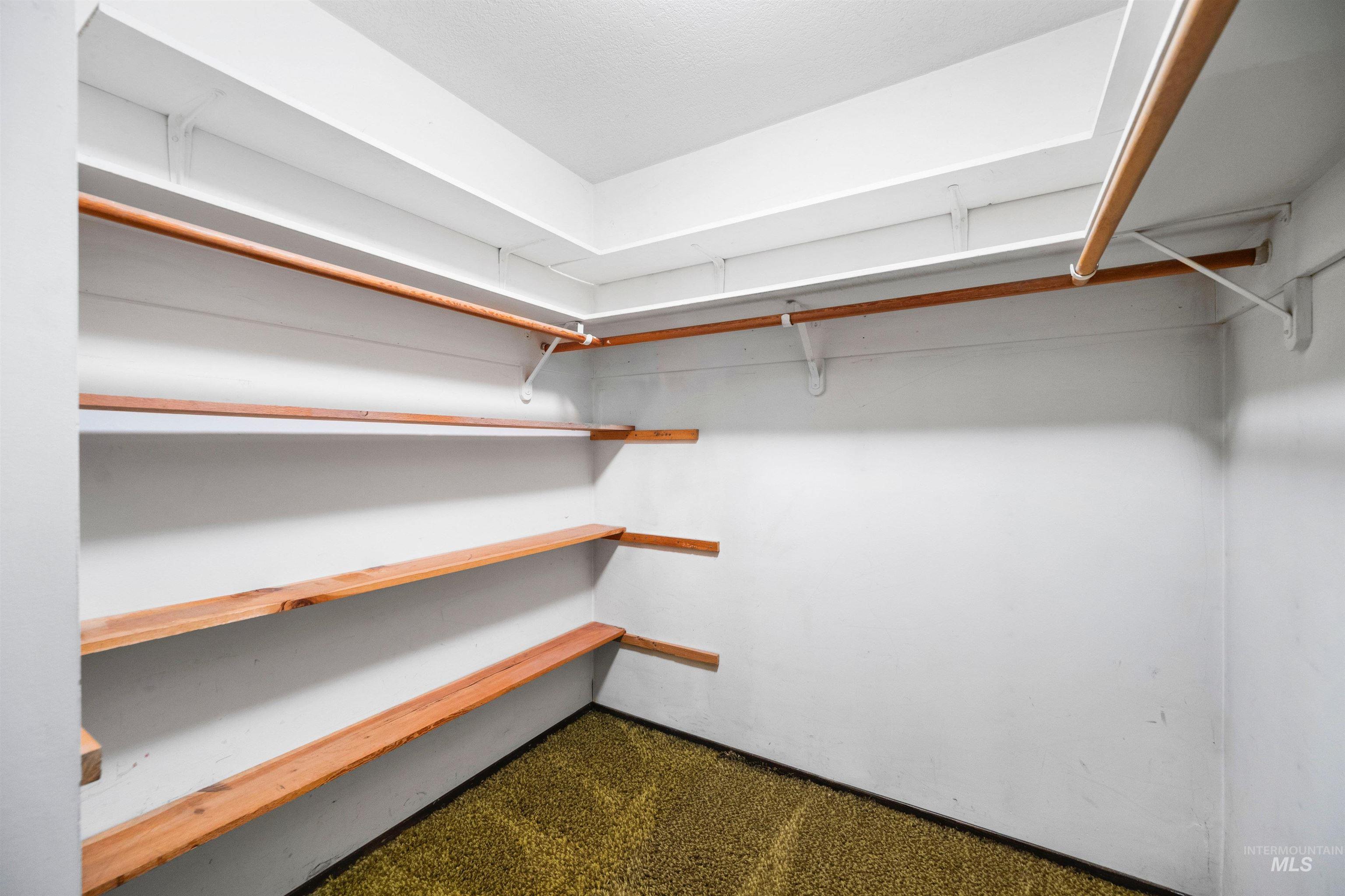 1009 E Strawberry Lane, Boise, Idaho 83712-7726, 3 Bedrooms, 2 Bathrooms, Residential For Sale, Price $575,000, 98969632