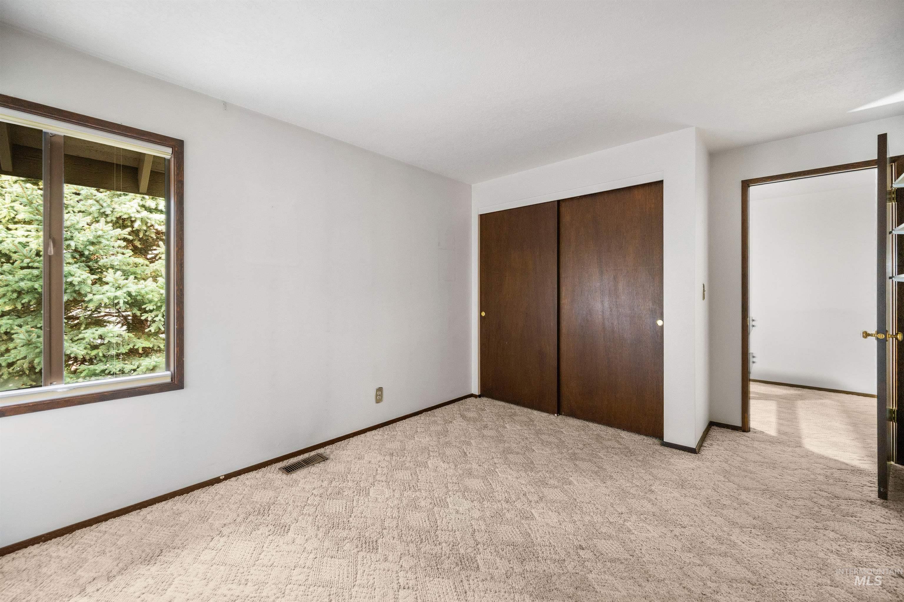 1009 E Strawberry Lane, Boise, Idaho 83712-7726, 3 Bedrooms, 2 Bathrooms, Residential For Sale, Price $575,000, 98969632