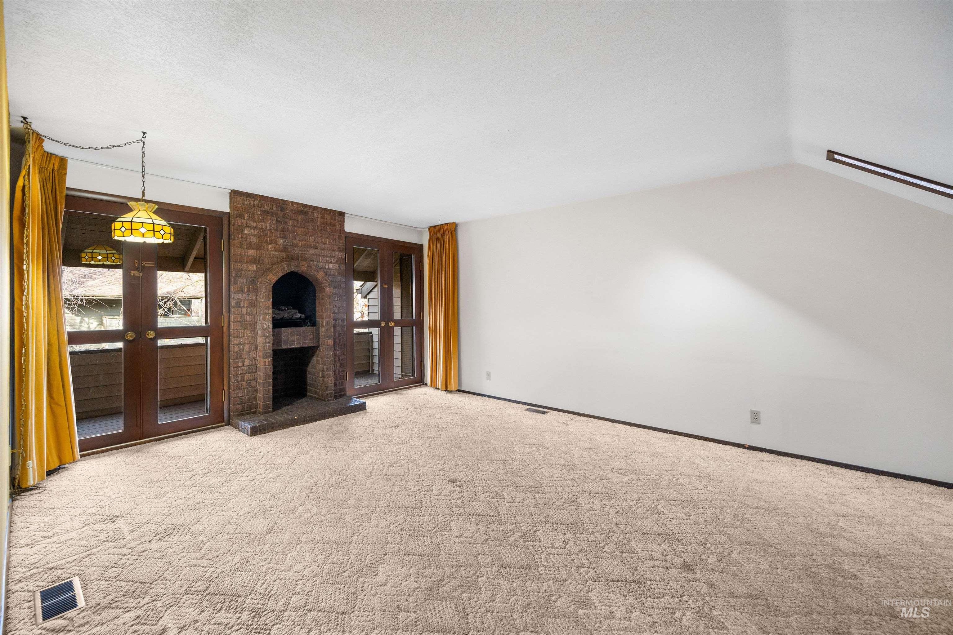 1009 E Strawberry Lane, Boise, Idaho 83712-7726, 3 Bedrooms, 2 Bathrooms, Residential For Sale, Price $575,000, 98969632