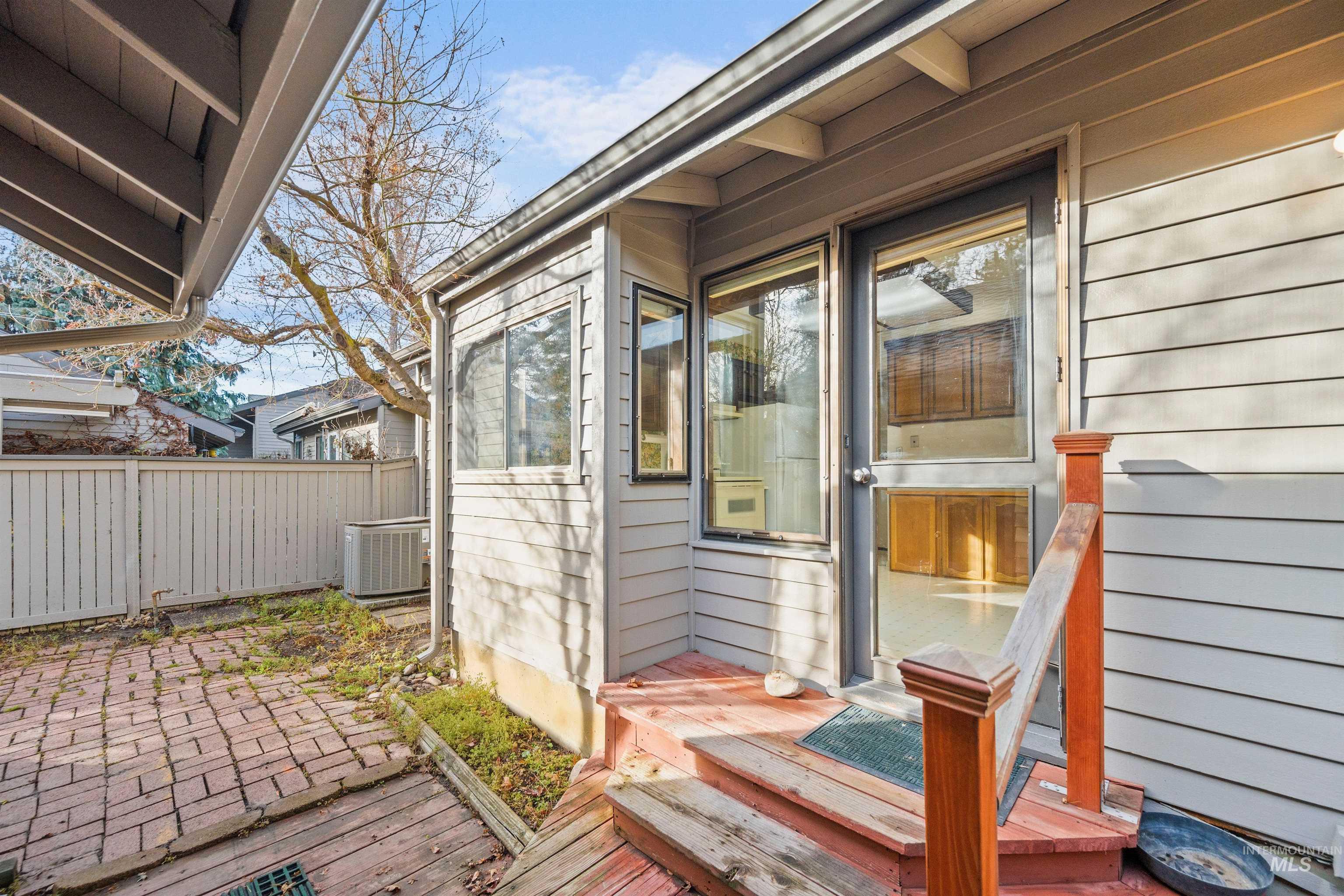 1009 E Strawberry Lane, Boise, Idaho 83712-7726, 3 Bedrooms, 2 Bathrooms, Residential For Sale, Price $575,000, 98969632