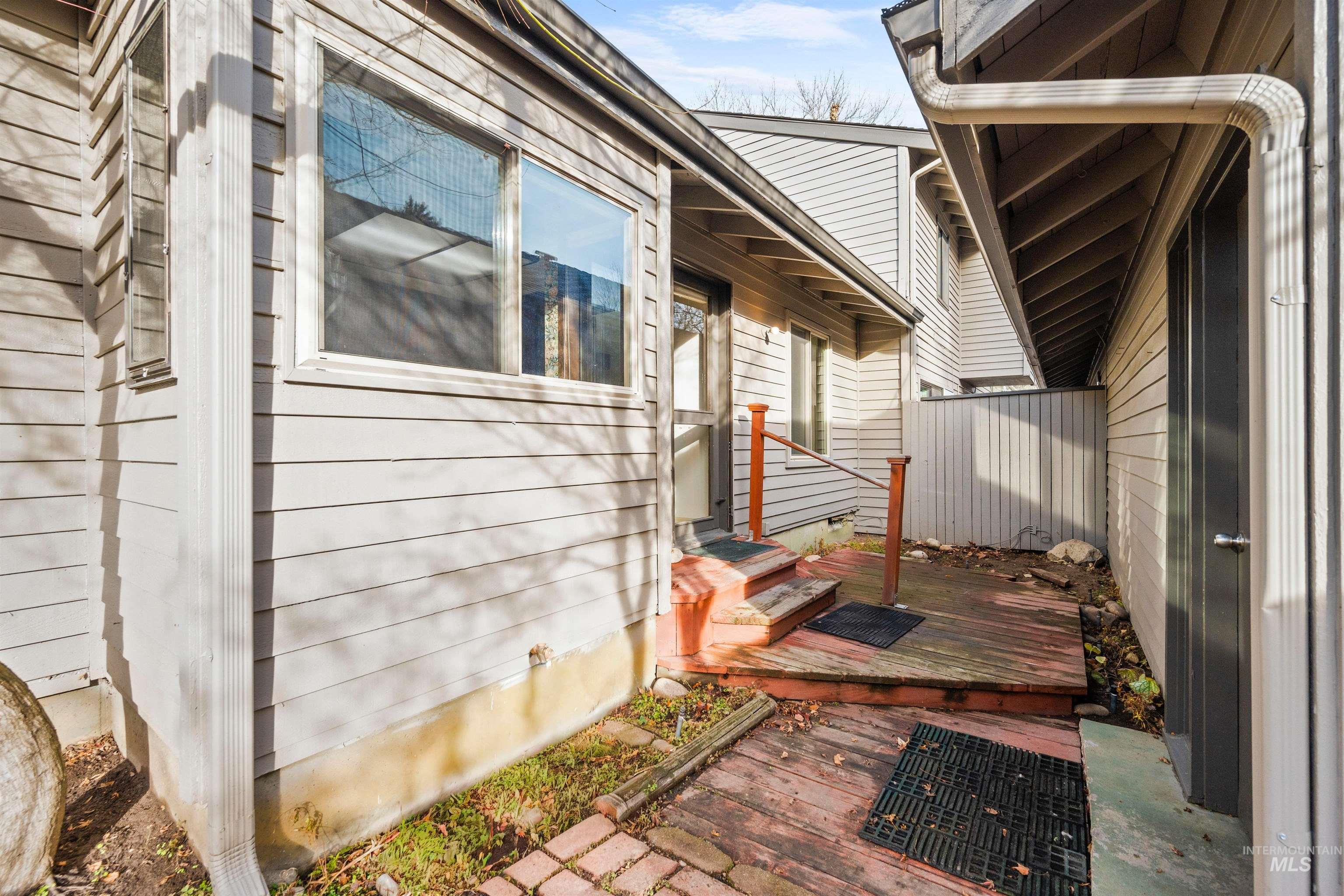 1009 E Strawberry Lane, Boise, Idaho 83712-7726, 3 Bedrooms, 2 Bathrooms, Residential For Sale, Price $575,000, 98969632