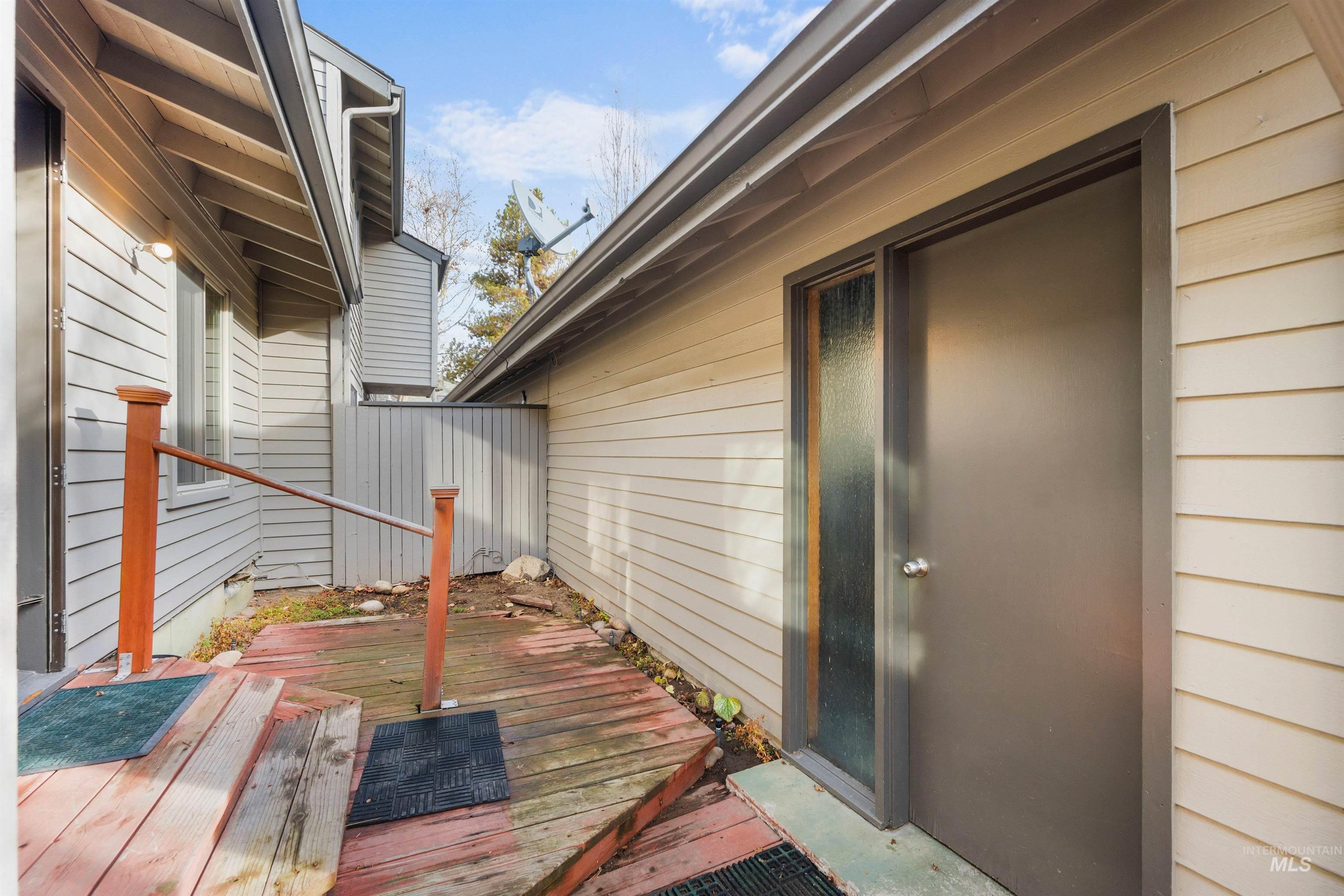 1009 E Strawberry Lane, Boise, Idaho 83712-7726, 3 Bedrooms, 2 Bathrooms, Residential For Sale, Price $575,000, 98969632