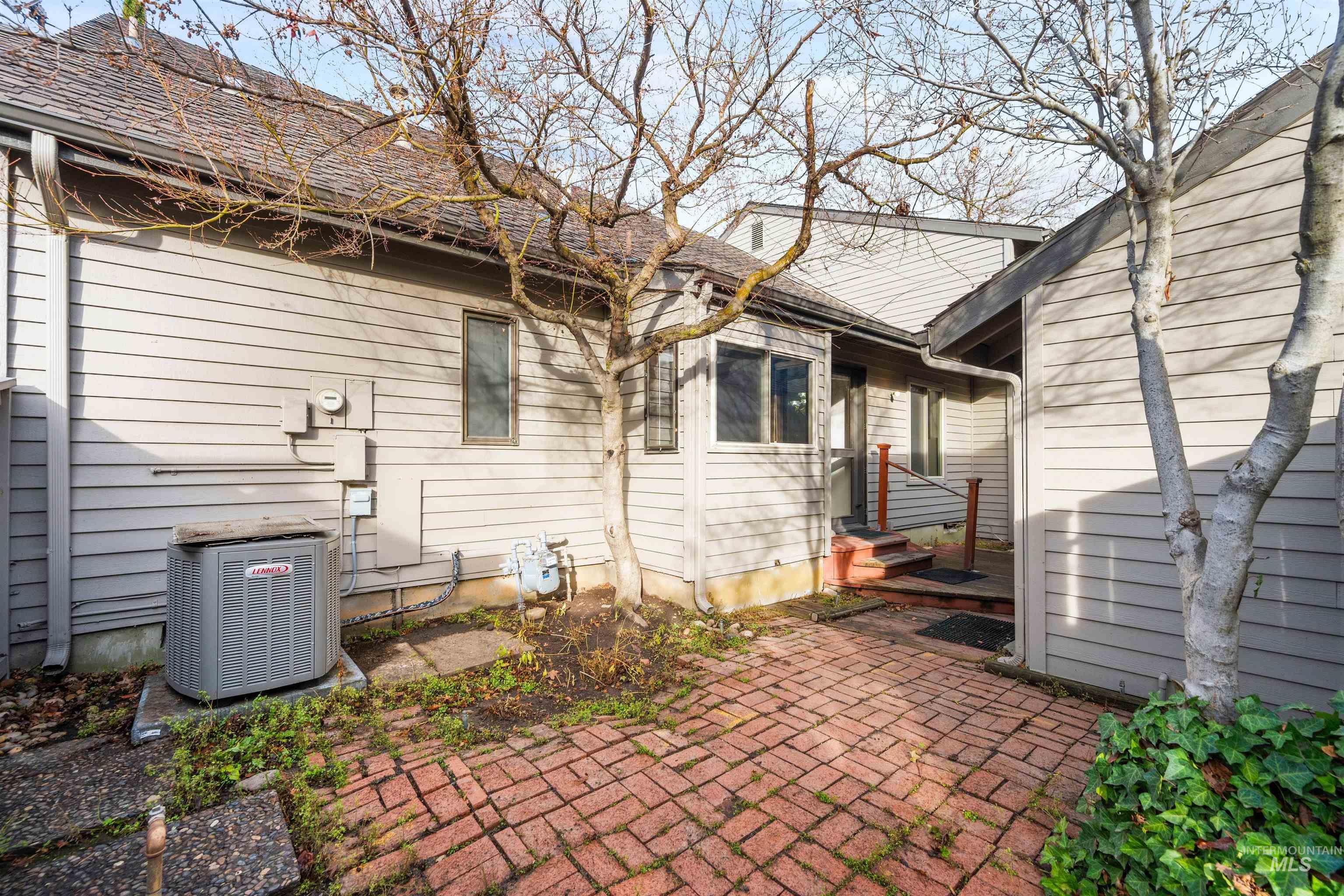 1009 E Strawberry Lane, Boise, Idaho 83712-7726, 3 Bedrooms, 2 Bathrooms, Residential For Sale, Price $575,000, 98969632