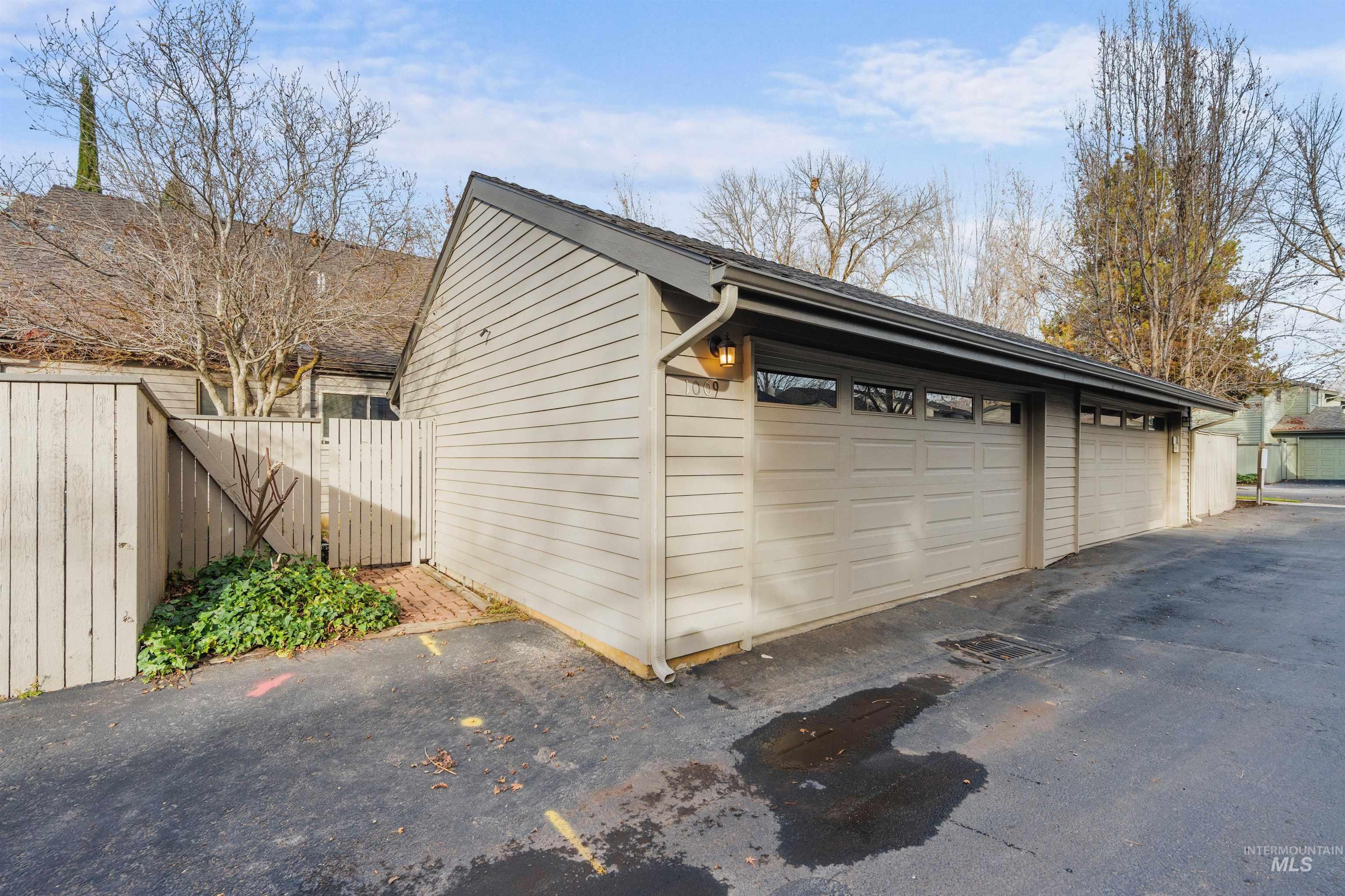 1009 E Strawberry Lane, Boise, Idaho 83712-7726, 3 Bedrooms, 2 Bathrooms, Residential For Sale, Price $575,000, 98969632