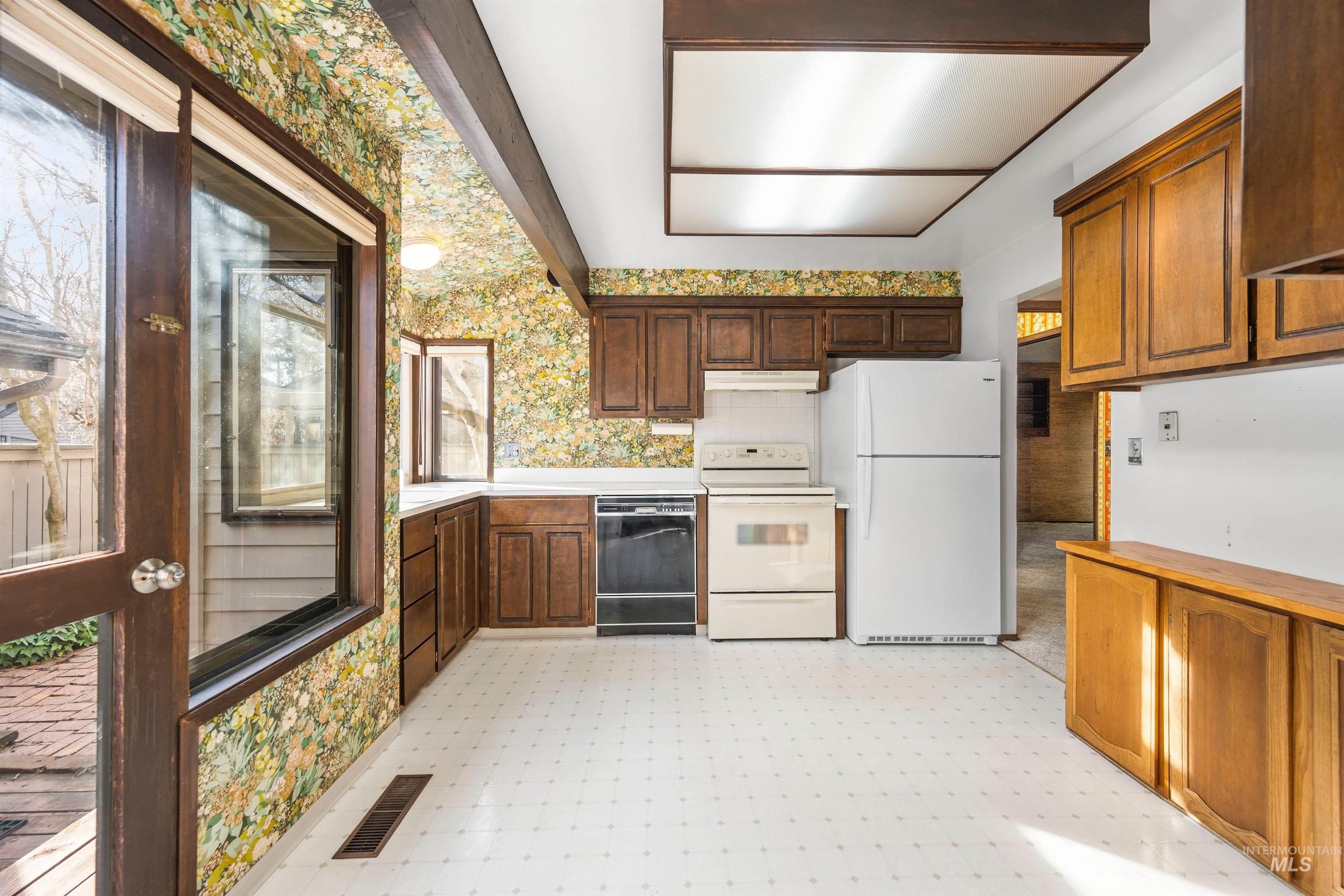 1009 E Strawberry Lane, Boise, Idaho 83712-7726, 3 Bedrooms, 2 Bathrooms, Residential For Sale, Price $575,000, 98969632