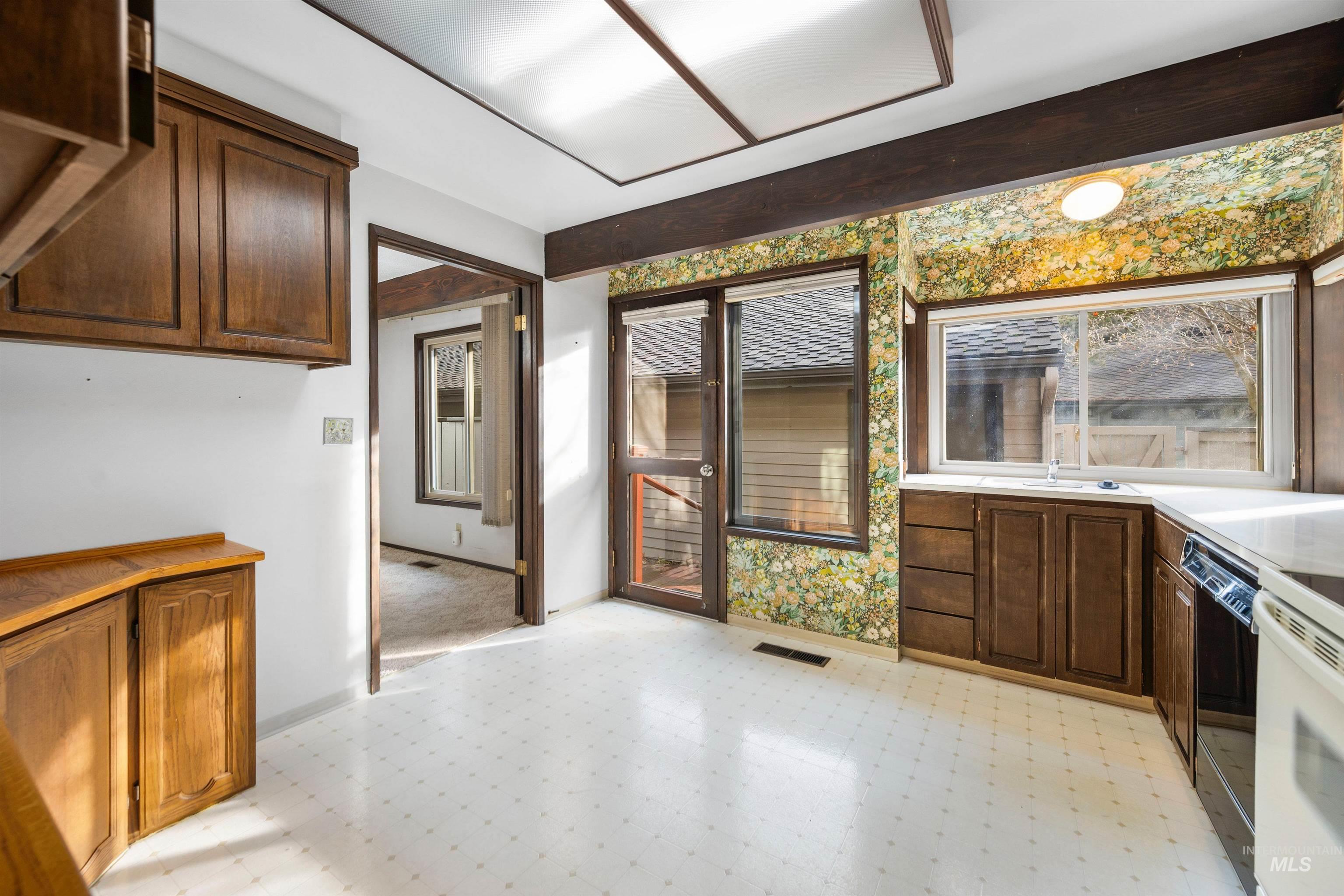 1009 E Strawberry Lane, Boise, Idaho 83712-7726, 3 Bedrooms, 2 Bathrooms, Residential For Sale, Price $575,000, 98969632