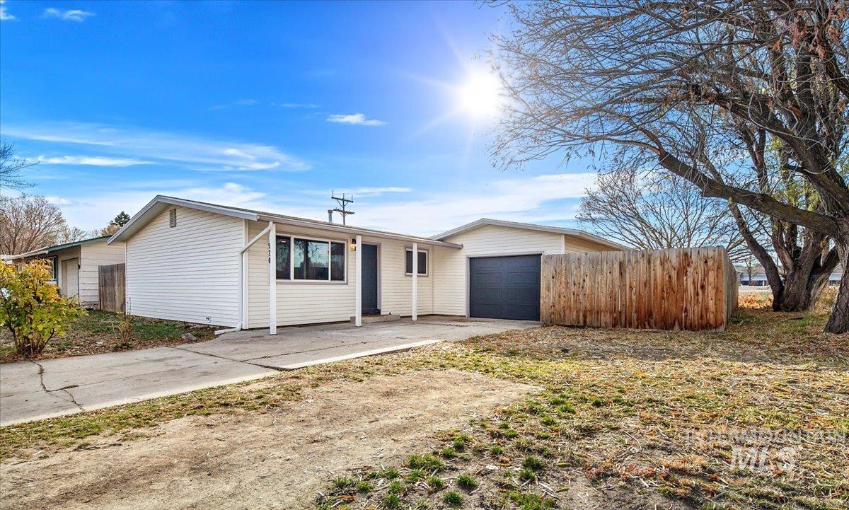 520 Harmon Way, Middleton, Idaho 83644, 3 Bedrooms, 1 Bathroom, Residential For Sale, Price $325,000, 98969647