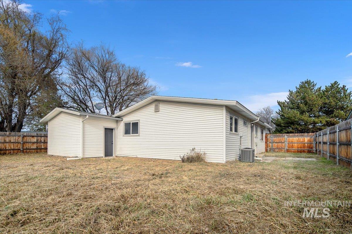 520 Harmon Way, Middleton, Idaho 83644, 3 Bedrooms, 1 Bathroom, Residential For Sale, Price $325,000, 98969647