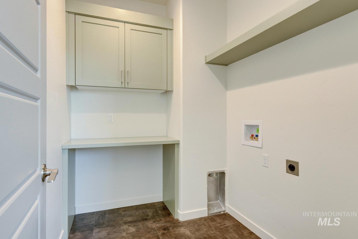 Washroom with electric dryer hookup and washer hookup