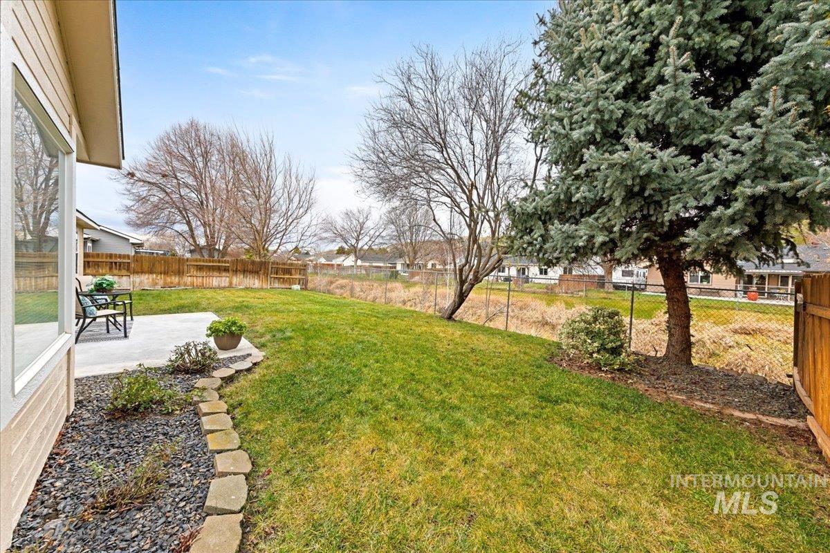 Well Maintained backyard has Auto Sprinklers!