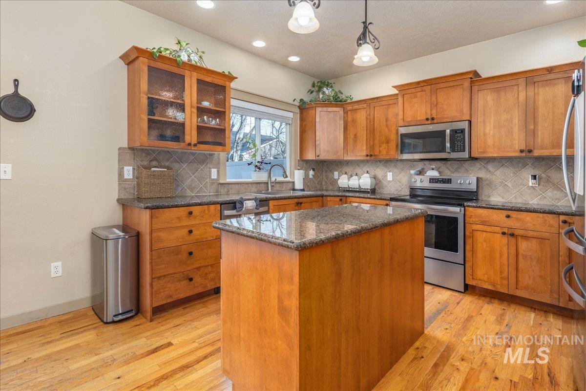 1524 W Loretta St, Meridian, Idaho 83646, 3 Bedrooms, 2.5 Bathrooms, Residential For Sale, Price $528,000,MLS 98969659