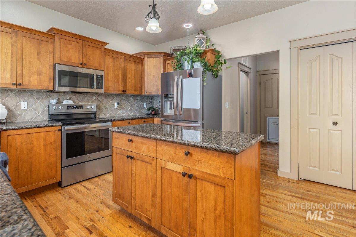 1524 W Loretta St, Meridian, Idaho 83646, 3 Bedrooms, 2.5 Bathrooms, Residential For Sale, Price $528,000, 98969659