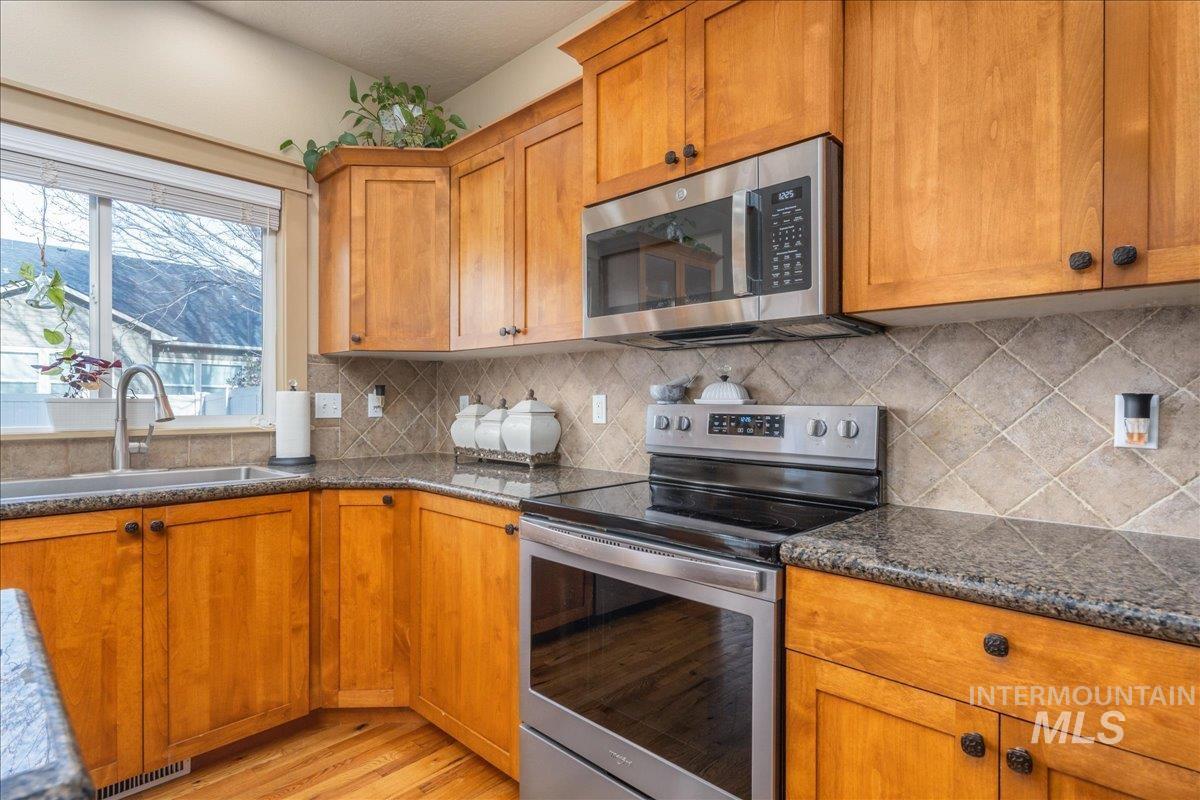 1524 W Loretta St, Meridian, Idaho 83646, 3 Bedrooms, 2.5 Bathrooms, Residential For Sale, Price $528,000,MLS 98969659