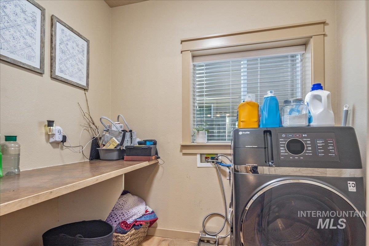 1524 W Loretta St, Meridian, Idaho 83646, 3 Bedrooms, 2.5 Bathrooms, Residential For Sale, Price $528,000,MLS 98969659