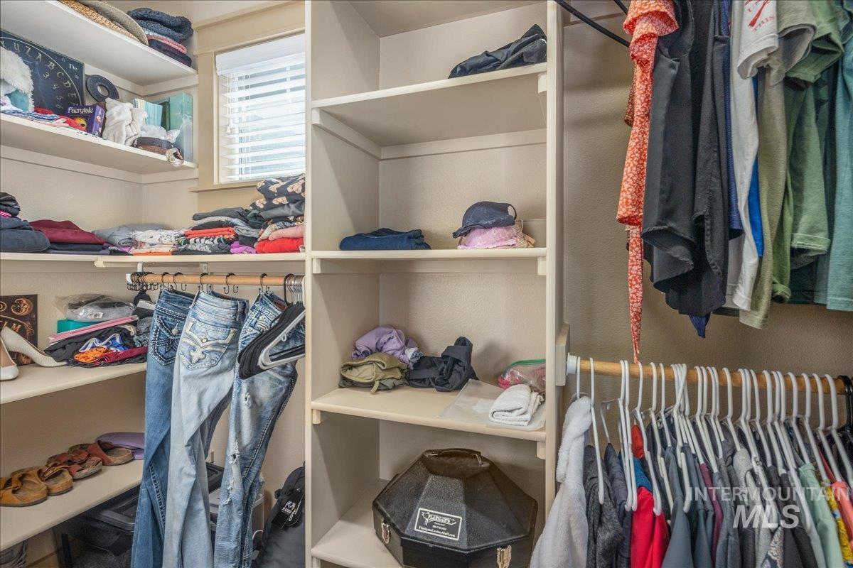 1524 W Loretta St, Meridian, Idaho 83646, 3 Bedrooms, 2.5 Bathrooms, Residential For Sale, Price $528,000, 98969659