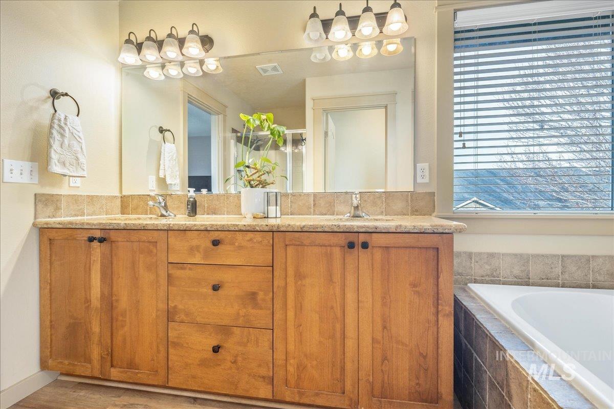 1524 W Loretta St, Meridian, Idaho 83646, 3 Bedrooms, 2.5 Bathrooms, Residential For Sale, Price $528,000,MLS 98969659