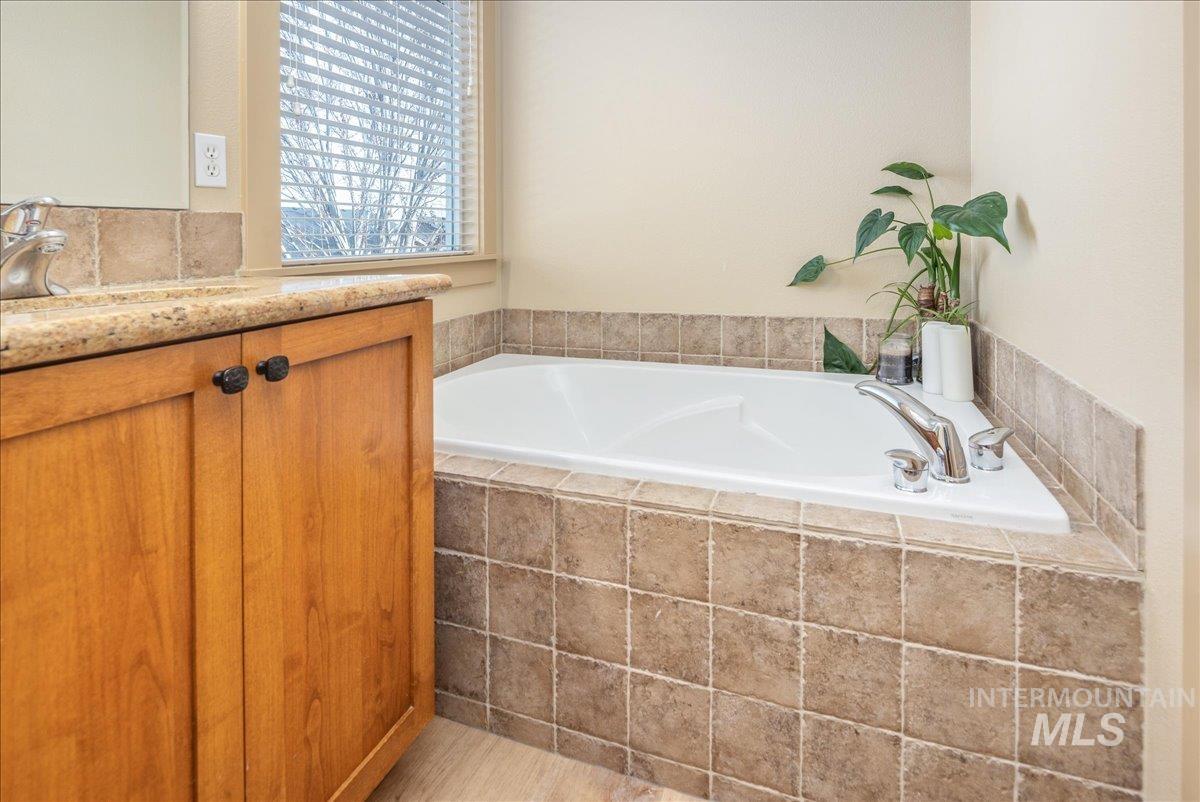 1524 W Loretta St, Meridian, Idaho 83646, 3 Bedrooms, 2.5 Bathrooms, Residential For Sale, Price $528,000, 98969659