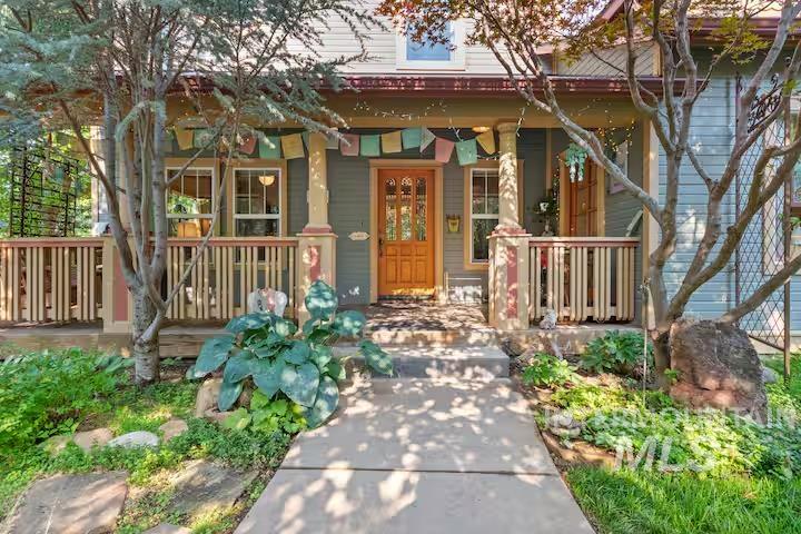 Doorway to property with a porch