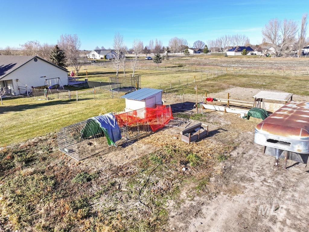 View of yard featuring an outbuilding