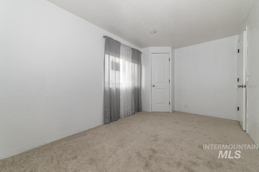 Empty room with light carpet