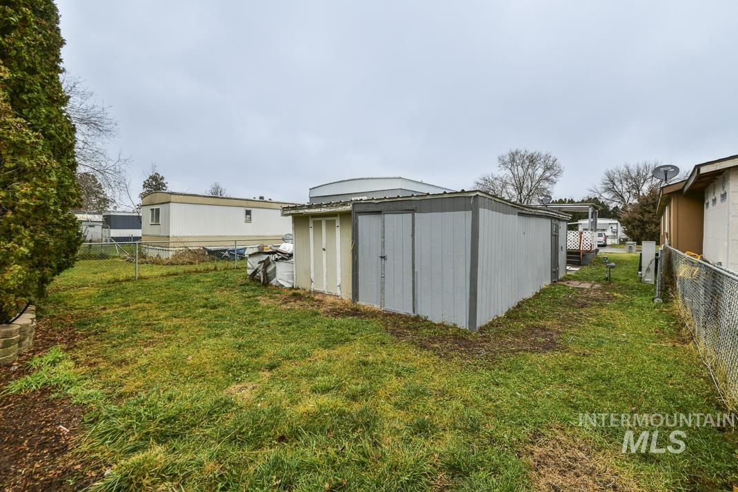 View of yard featuring a shed