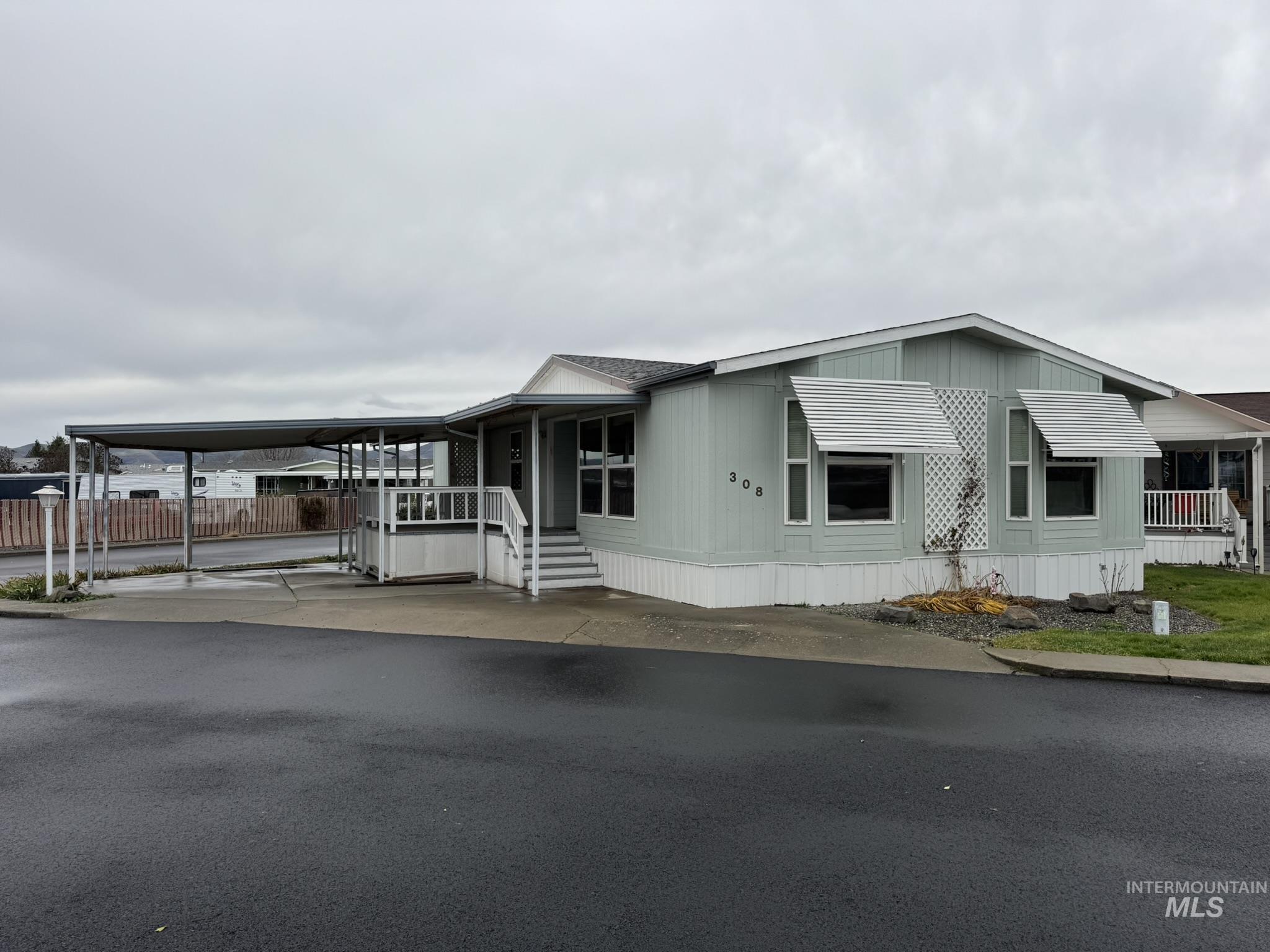 Manufactured / mobile home with an attached carport