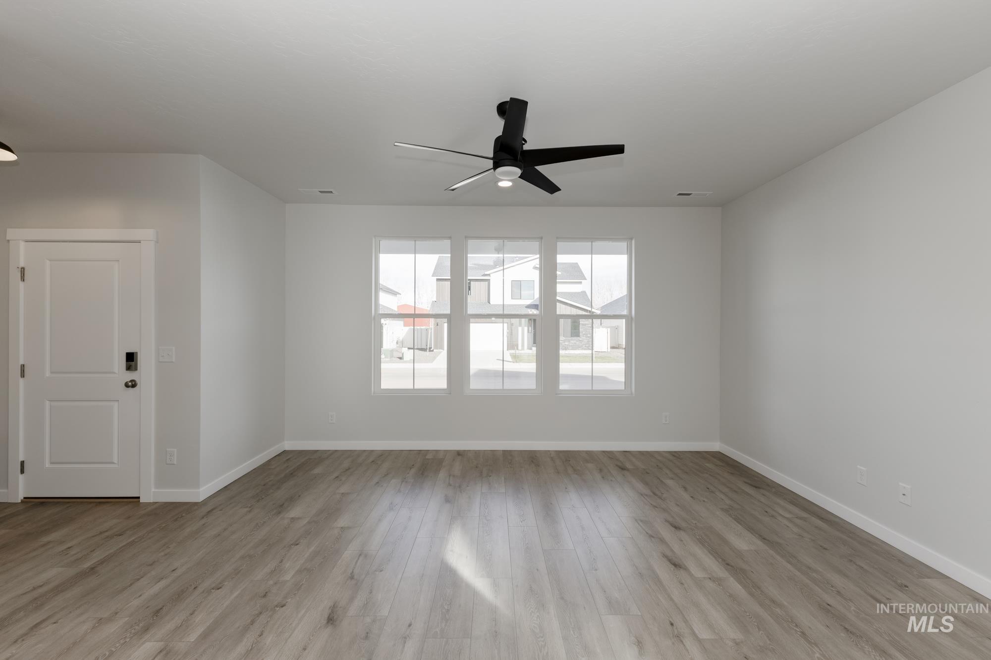 Unfurnished room with light wood finished floors and ceiling fan