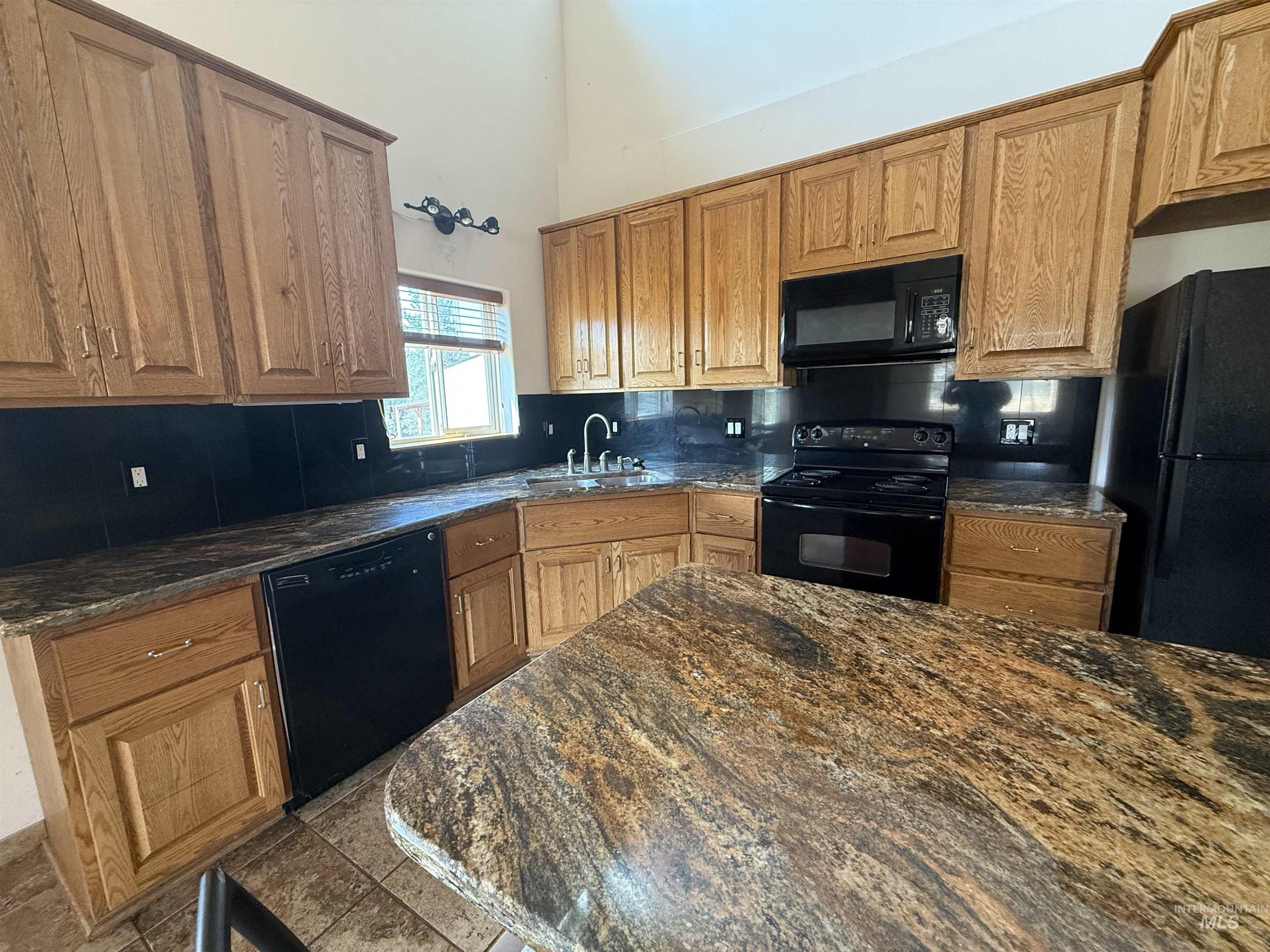 1653 Kidder Ridge, Kamiah, Idaho 83536, 2 Bedrooms, 2 Bathrooms, Residential For Sale, Price $689,000, 98969776