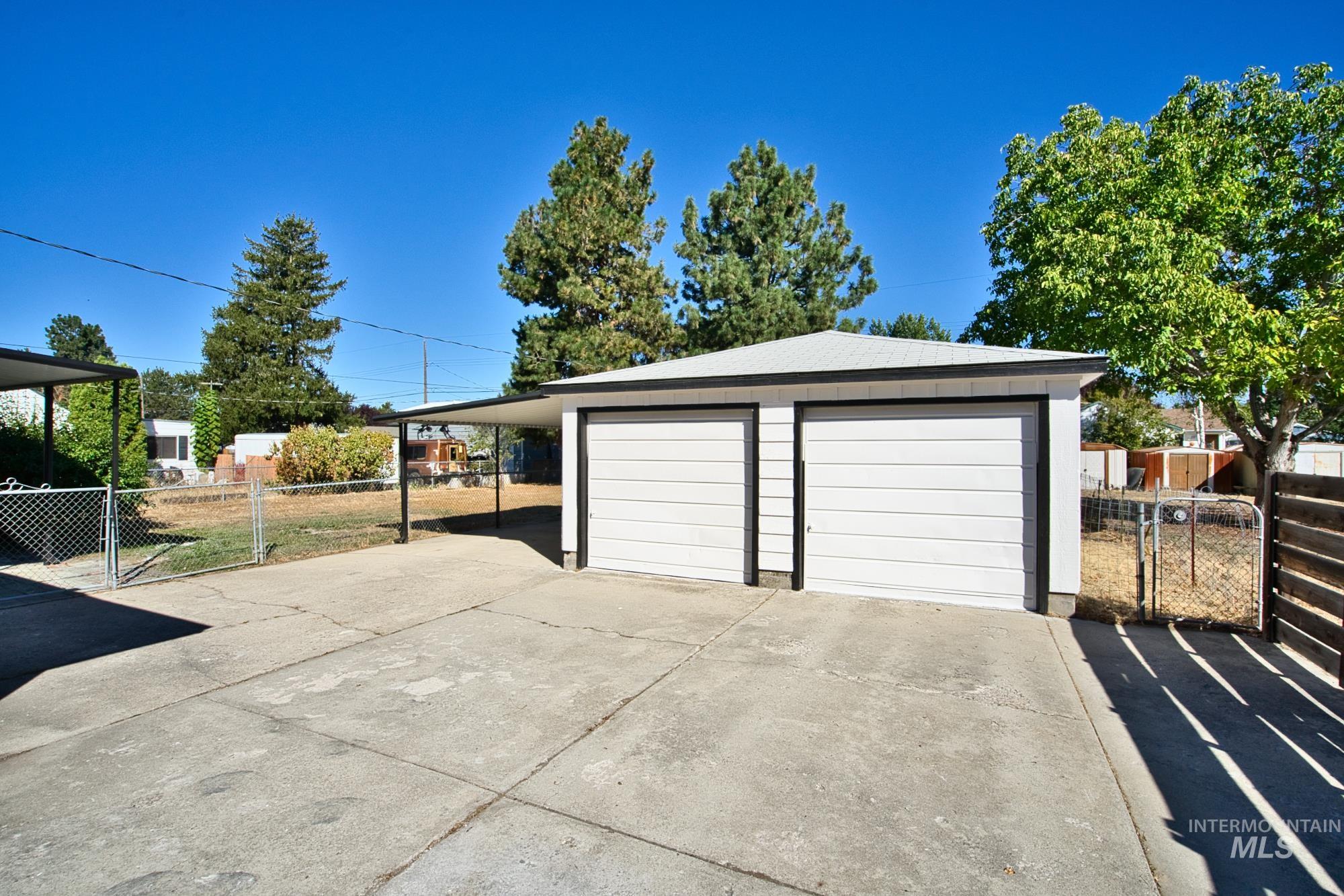 Garage with a garage and a gate