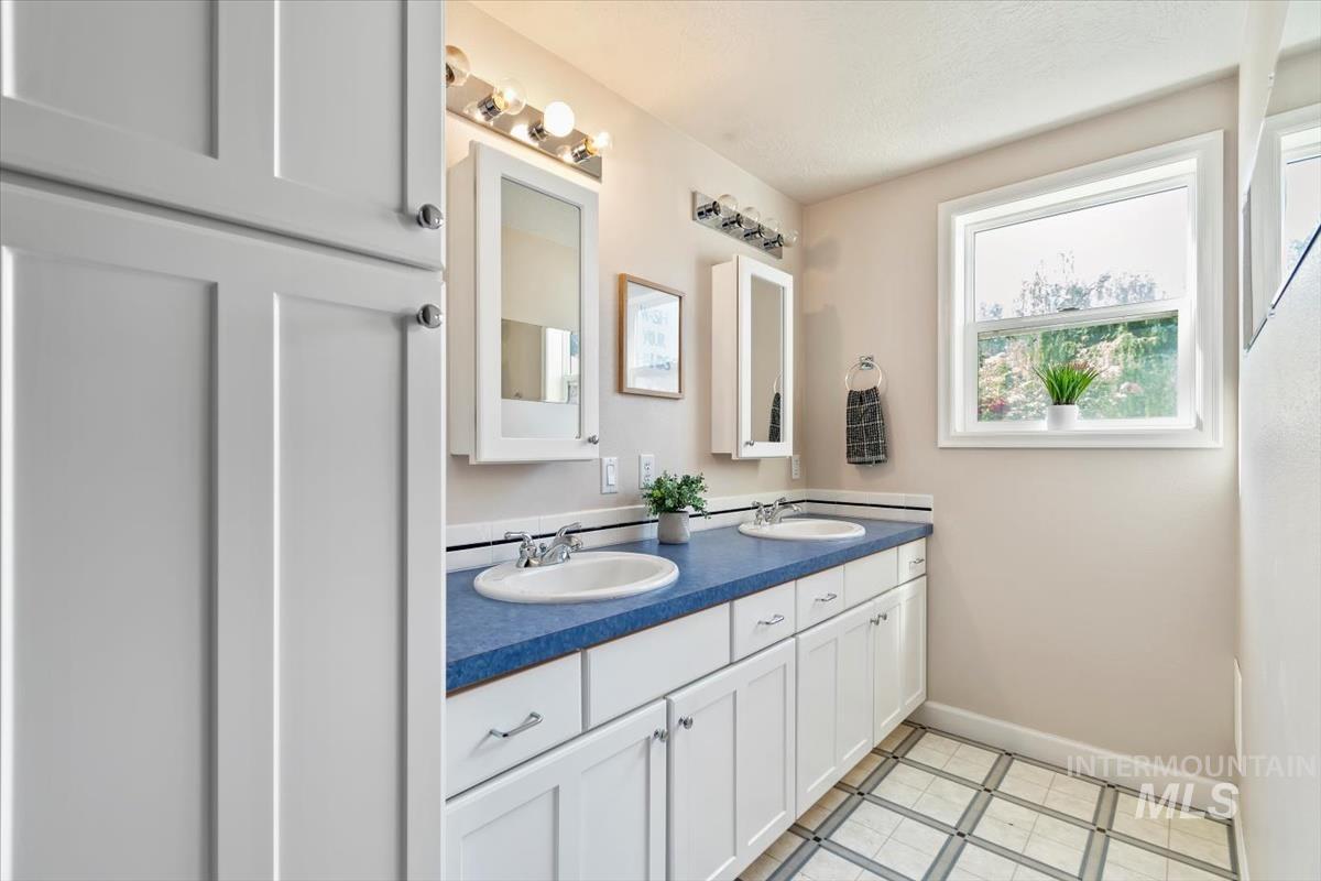 408 Hill RD S, Melba, Idaho 83641, 5 Bedrooms, 3.5 Bathrooms, Residential For Sale, Price $909,900, 98969843