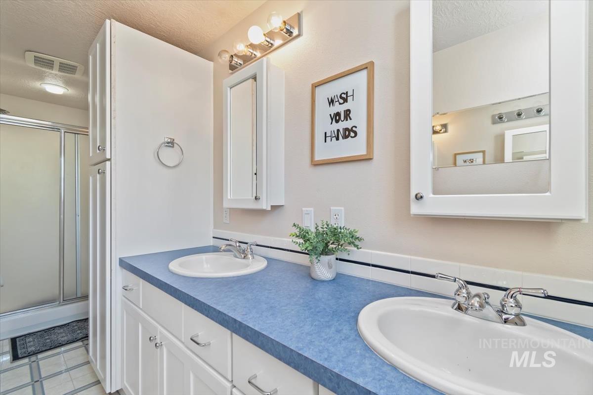 408 Hill RD S, Melba, Idaho 83641, 5 Bedrooms, 3.5 Bathrooms, Residential For Sale, Price $909,900, 98969843