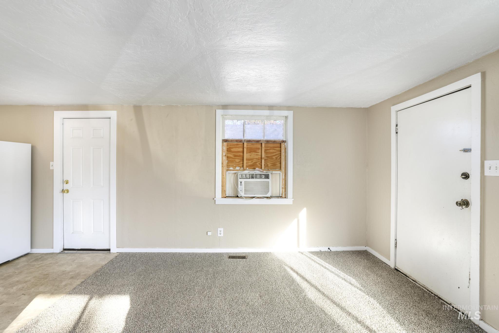 Entryway featuring a textured ceiling and carpet