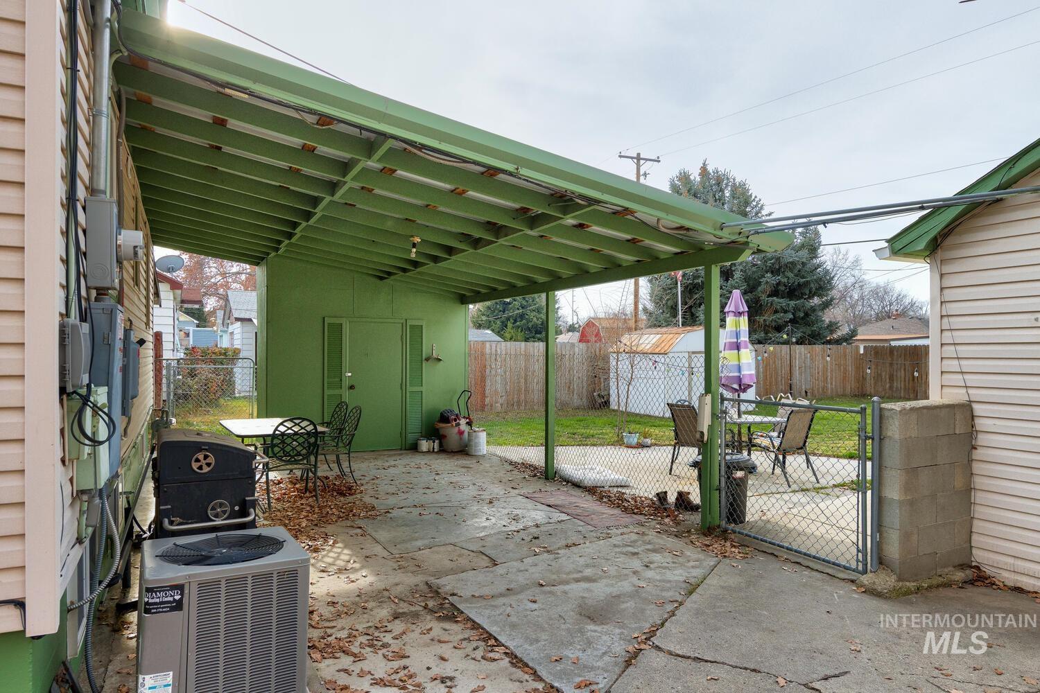 607 S Powerline, Nampa, Idaho 83686, 3 Bedrooms, 1 Bathroom, Residential Income For Sale, Price $525,000, 98969867