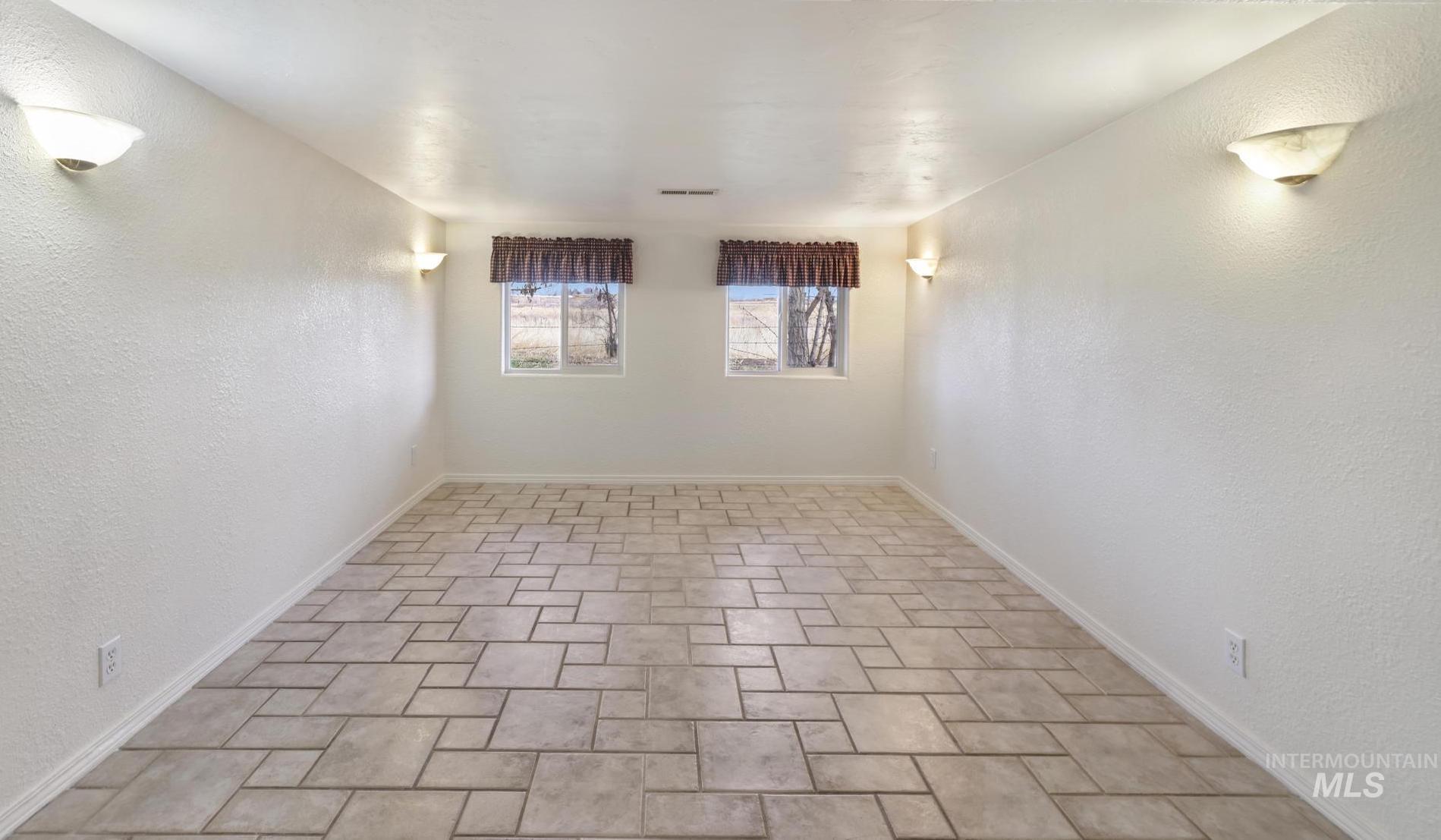 123 E 400 S, Jerome, Idaho 83338, 5 Bedrooms, 2 Bathrooms, Residential For Sale, Price $599,000, 98969879