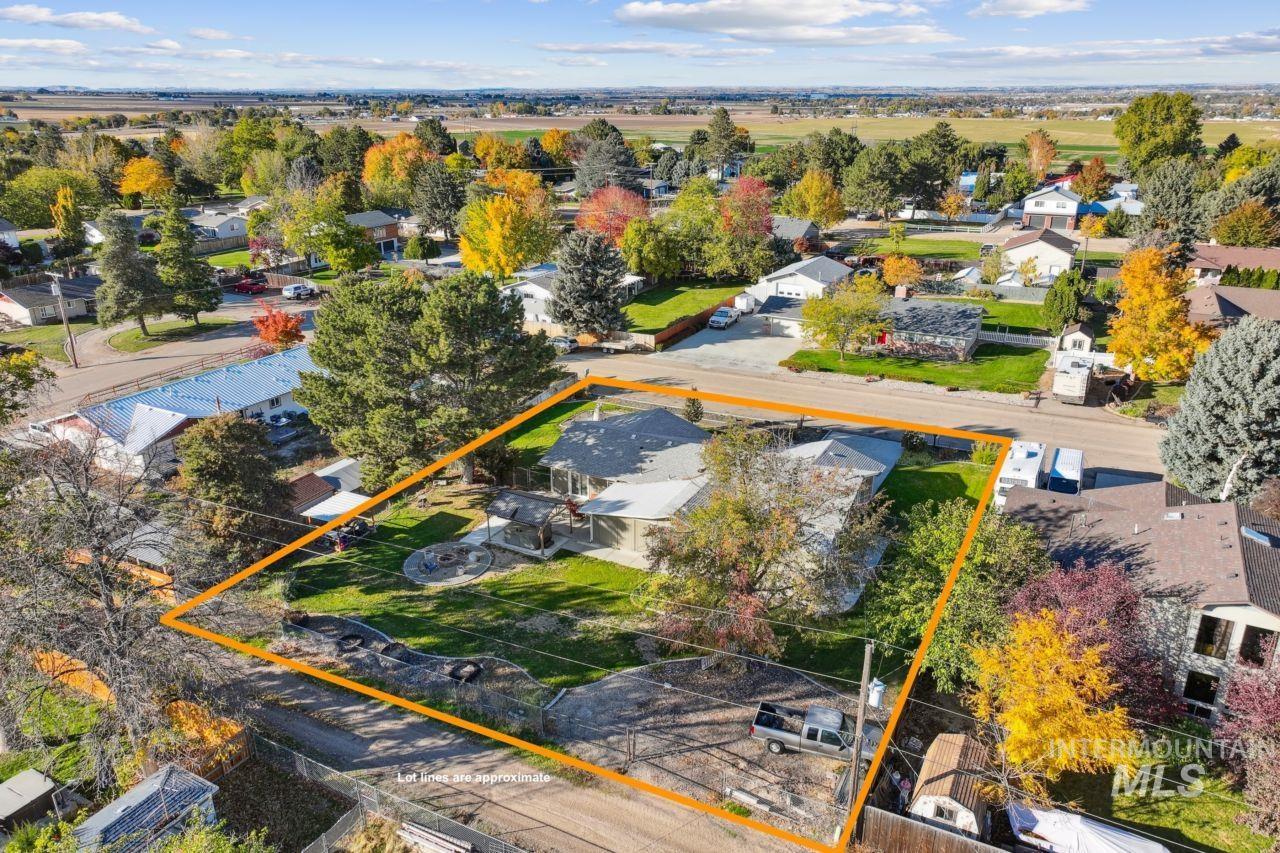 Aerial view of residential area featuring property parcel outlined