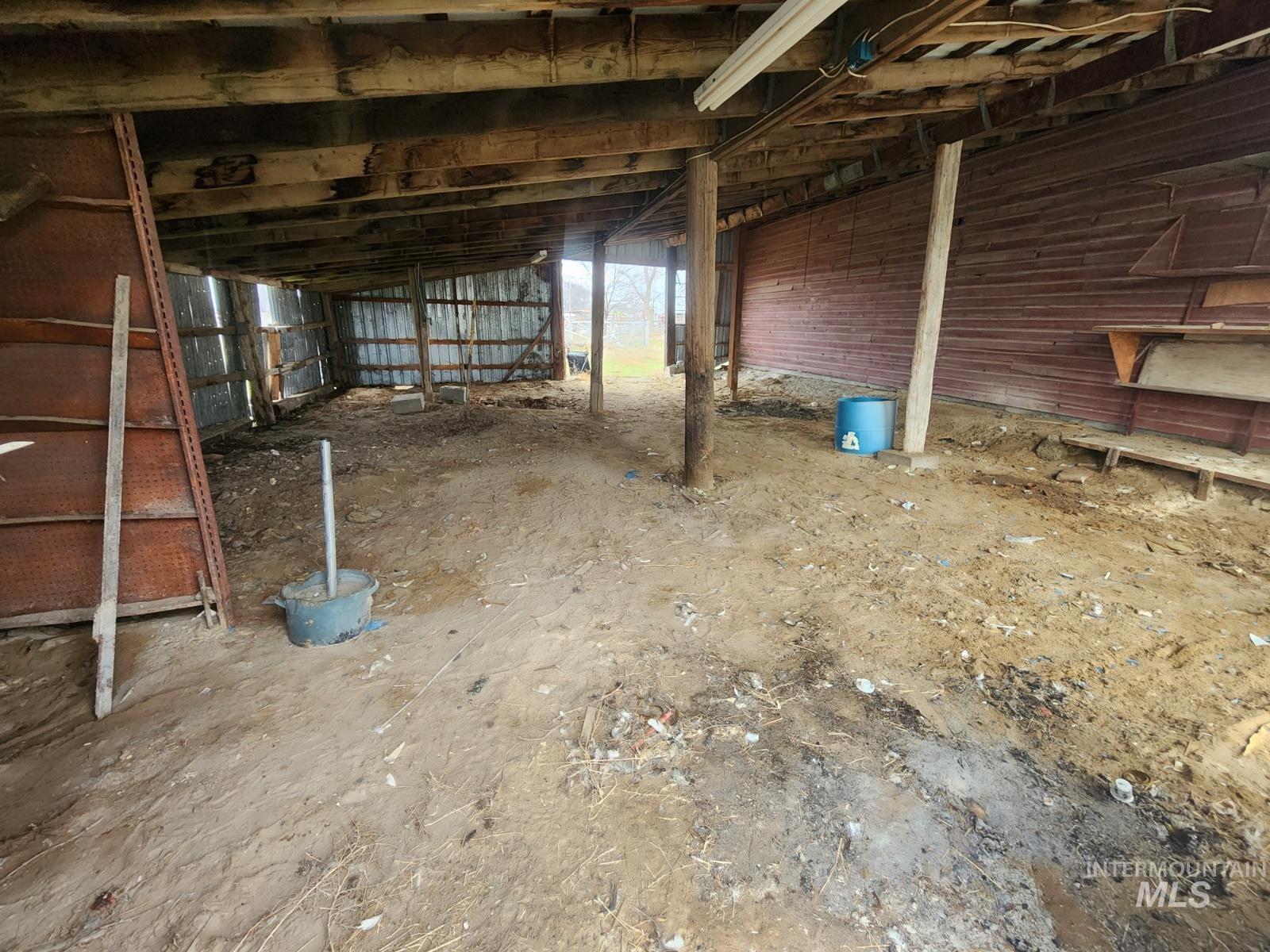 Misc room with lofted ceiling