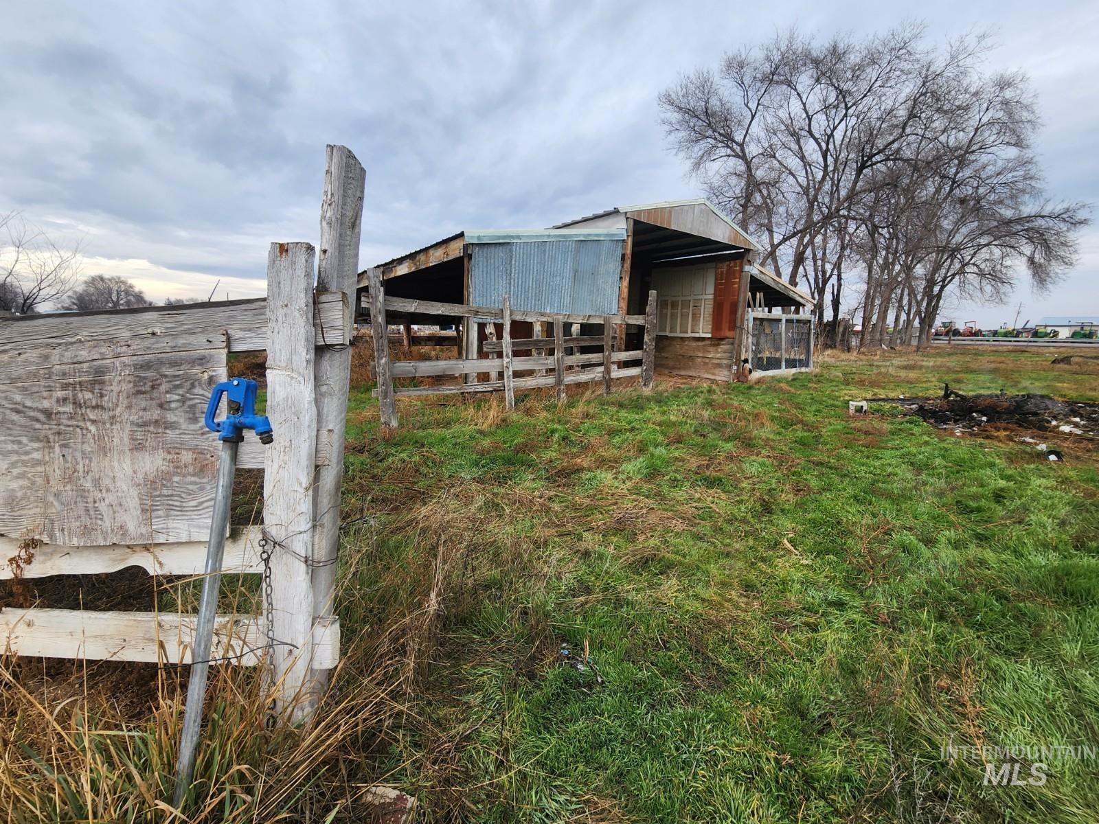 Exterior space with an outdoor structure and an exterior structure